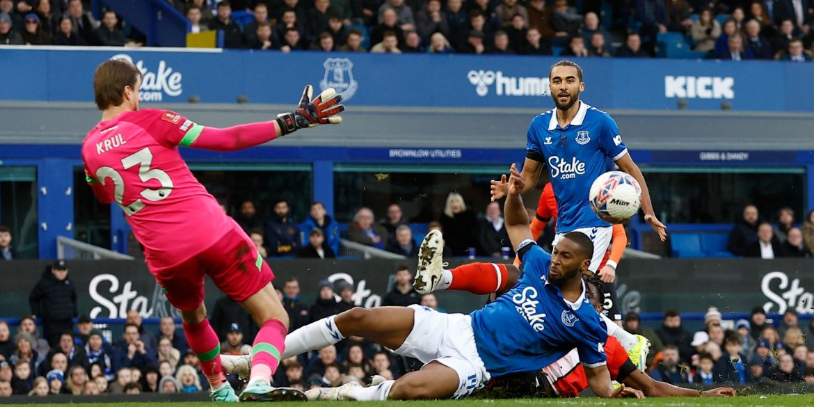 West Ham now eyeing surprise free transfer to sign £25,000-a-week player